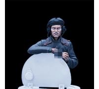 1/16 WWII Tank Commander Resin Model Kit Unpainted and unassembled figure resin model kit (no tank) // 4I6Q1