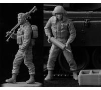 1/35 Resin soldier miniature model kit WWII soldier resin model kit, unassembled and unpainted resin parts (2 persons) (s82J -7)