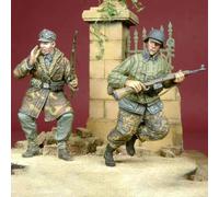 1/35 Resin soldier miniature model kit WWII soldier resin model kit, unassembled and unpainted resin parts (2 persons) (s82J -17)