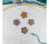 4 Pieces Retro Painted Small Flowers Needle Minder，Magnetic Pin Holder for Cross Stitch, Needlework and Embroidery Accessories，Magnetic Needle Nanny (L-25mm)