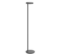 Schlichte Schönheit: Oblique Stehleuchte Flos Mit dieser Design-Stehlampe von Flos bereichern Sie nahezu jeden Bereich Ihres Zuhauses! Oblique ist eine zeitlose Schönheit, besticht durch ihr einfaches Design auf runder Basis und zaubert über ihren Dimmer je nach Wunsch mehr oder weniger Licht in Ihre Räume. Der Diffusor mit der LED-Lichtquelle ist leicht geneigt. Die Struktur von Oblique ist aus Aluminium und in verschiedenen, wunderschönen Farben lackiert. Sie haben die Wahl zwischen Glänzender Salbei, Glänzendes Grau, Matter Rost, Mattbraun, Anthrazit Matt und Matt Weiß. Die Design-Leuchte ist entweder mit Wandsteckdose oder mit USB-C erhältlich. Entworfen hat die Design-Leuchte für Flos der belgische Designer Vincent van Duysen. Zwischen Architektur und Produktdesign: Vincent van Duysen Er entwirft Möbel und Leuchten und ist gleichzeitig im Einrichten von Star-Villen und Marken-Stores weltweit gefragt: Der Belgier Vincent van Duysen wurde vom Architectural Digest Magazin (AD) für deren Liste der 100 wichtigsten Designer 2022 ausgewählt. Bei ihm verschmelzen Raum, Licht und Struktur. Vincent van Duysen ist Kreativdirektor der italienischen Häuser Molteni & C und Dada. Seine liebsten Materialien sind natürlichen Ursprungs. Nussbaumholz oder Marmor etwa. Der Designer will der Welt, in der alles möglichst schnell und billig produziert werden soll, etwas entgegensetzen. Kultige Leucht-Kunst: Lampenhersteller Flos aus Italien Das Designer-Lampen-Unternehmen Flos ist weltweit eine bekannte Marke, es hat die kreativsten Köpfe und Legenden der Designerwelt animiert, Einzigartiges zu schaffen. Mit ihrer Grundidee, Objekte zu kreieren, in deren Mittelpunkt eine Glühlampe steht, hat sich Flos einen Namen gemacht. Ihre Leuchten bewegen sich zwischen Kunst und hochwertigem Handwerk, eine Lampe von Flos bringt immer mehr als nur Licht in Ihr Zuhause. Den Formen und der Symbolik sind keine Grenzen gesetzt. Ob große Pendelleuchten oder kleine Nachttischlämpchen - die Design-Firma aus Italien bereichert mit ihrem Stil den Wohn- und Architekturbereich weltweit. Der Designer Konstatin Grcic etwa hat Flos mit seiner preisgekrönten tragbaren Design-Mehrzweckleuchte Mayday vor 20 Jahren Weltruhm beschert. Aus dem internationalen Notsignal im Sprechfunk ist damit ein internationaler Leuchten-Bestseller geworden. Technische Details Durchmesser Fuß: 20 cm Höhe: 107,4 cm Durchmesser Diffusor: 15,5 cm Blendschutz Kompatible Geräte können an der Lampe geladen werden LED 8W 24 V 750lm 2700K CRI 90 Dimmer Hinweis: Dieser Artikel ist ein Einzelstück. Als Einzelstücke verkaufen wir ungebrauchte und neuwertige Artikel, die KEINE Beschädigungen aufweisen. Das können zum Beispiel Auslaufmodelle, Restposten oder Retourenartikel sein. Da die Artikel zudem oft nur in begrenzter Stückzahl vorhanden sind, sind sie für den Zwischenverkauf vorbehalten. Einzelstücke sind wie alle Designerschnäppchen vom Umtausch ausgeschlossen.