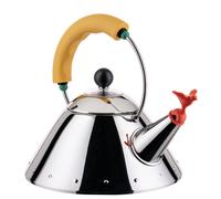 Fröhlich: Wasserkessel 9093/1 Y von Alessi Als einer der meistverkauften Alessi Artikel, ist der Wasserkessel 9093 mit seiner Vogelfigur ein absoluter Überflieger. Das Design von Michael Graves stammt aus dem Jahr 1985 verbindet gekonnt die Einflüsse europäischer Kunst mit der amerikanischen Popkultur. Nun ist das beliebte Design in einer kleineren Version mit fröhlichen Farben erhältlich! Wie der große 9093 Kessel, zaubert auch diese Variante mit süßer Vogelflöte ein Lächeln ins Gesicht. Designer Michael Graves Michael Graves wurde in Indianapolis geboren. Er unterrichte unter anderem in der bekannten Princeton University. Er entwarf unter anderem das Portland Building, das Humana Building und die Erweiterung des Whitney Museum of American Art. Für Alessi hat er den Bestseller Wasserkessel 9093 entworfen. Michael Graves starb 2015. Material und Format Der Wasserkessel ist aus glänzend poliertem Edelstahl 18/10 gefertigt. Er verfügt über einen Magnetboden aus Stahl und ist so auch für Induktionsherde geeignet. Griff und Vogelflöte bestehen aus Polyamid in gelb bzw. orange. Der Kessel misst 20 cm im Durchmesser und 20.5 cm in der Höhe. Er hat ein Fassungsvermögen von 1 Liter.