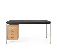 Formschön: AJ52 Society Arbeitstisch von Carl Hansen & Son Ein Tisch so vielfältig wie sein Designer. Arne Jacobsen kreierte den AJ52 mit neuen Techniken und Materialien um ein zeitloses und langlebiges Design zu schaffen, welches dem Nutzer jeder Zeit Freude bereitet. Die Schreibtischleuchte, sowie die Briefschatulle aus Holz und Furnier mit Glasfront, bieten eine Erweiterung des formschönen Tisches an. Die Massivholzfüße und das Schlanke Gestell bilden in Kombination mit der Einheit mit sechs Schubladen, ebenfalls aus Holz und Furnier, und an schmalen Metallrohren aufgehängt einzigartige Merkmale des Tisches. Über den Designer Arne Jacobsen wurde in Kopenhagen geboren und wuchs dort auf. Er absolvierte sein Architekturstudium an der Königlich Dänischen Kunstakademie in Kopenhagen. Die AJ Leuchte wurde 1957 ursprünglich für das SAS Royal Hotel in Kopenhagen entworfen und gehört zu den bedeutendsten Designikonen von Arne Jacobsen. Ursprünglich umfasste die Produktfamilie eine Stehleuchte, eine Wandleuchte, eine Tischleuchte und eine kleinere Tischleuchte sowie eine Tischleuchte, die zur Befestigung am Tisch gedacht war. Die AJ Mini Tischleuchte hat einen ikonischen, grafischen Ausdruck, der wunderbar zu Jacobsens Designstil passt und im Kontrast zu den Rundungen einiger Möbel im SAS Royal Hotel steht. Material und Format Der AJ52 Society Arbeitstisch ist in zwei Größen und mit oder ohne Schreibtischleuchte erhältlich. Sie haben die Wahl zwischen Schubladen aus geöltem massivem Eichen- oder Walnussholz. Abmessungen: B 140 cm x T 70 cm B 160 cm x 70 cm