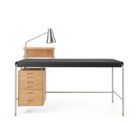 Formschön: AJ52 Society Arbeitstisch von Carl Hansen & Son Ein Tisch so vielfältig wie sein Designer. Arne Jacobsen kreierte den AJ52 mit neuen Techniken und Materialien um ein zeitloses und langlebiges Design zu schaffen, welches dem Nutzer jeder Zeit Freude bereitet. Die Schreibtischleuchte, sowie die Briefschatulle aus Holz und Furnier mit Glasfront, bieten eine Erweiterung des formschönen Tisches an. Die Massivholzfüße und das Schlanke Gestell bilden in Kombination mit der Einheit mit sechs Schubladen, ebenfalls aus Holz und Furnier, und an schmalen Metallrohren aufgehängt einzigartige Merkmale des Tisches. Über den Designer Arne Jacobsen wurde in Kopenhagen geboren und wuchs dort auf. Er absolvierte sein Architekturstudium an der Königlich Dänischen Kunstakademie in Kopenhagen. Die AJ Leuchte wurde 1957 ursprünglich für das SAS Royal Hotel in Kopenhagen entworfen und gehört zu den bedeutendsten Designikonen von Arne Jacobsen. Ursprünglich umfasste die Produktfamilie eine Stehleuchte, eine Wandleuchte, eine Tischleuchte und eine kleinere Tischleuchte sowie eine Tischleuchte, die zur Befestigung am Tisch gedacht war. Die AJ Mini Tischleuchte hat einen ikonischen, grafischen Ausdruck, der wunderbar zu Jacobsens Designstil passt und im Kontrast zu den Rundungen einiger Möbel im SAS Royal Hotel steht. Material und Format Der AJ52 Society Arbeitstisch ist in zwei Größen und mit oder ohne Schreibtischleuchte erhältlich. Sie haben die Wahl zwischen Schubladen aus geöltem massivem Eichen- oder Walnussholz. Abmessungen: B 140 cm x T 70 cm B 160 cm x 70 cm