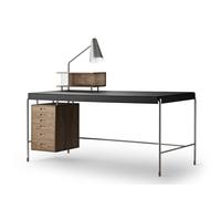 Formschön: AJ52 Society Arbeitstisch von Carl Hansen & Son Ein Tisch so vielfältig wie sein Designer. Arne Jacobsen kreierte den AJ52 mit neuen Techniken und Materialien um ein zeitloses und langlebiges Design zu schaffen, welches dem Nutzer jeder Zeit Freude bereitet. Die Schreibtischleuchte, sowie die Briefschatulle aus Holz und Furnier mit Glasfront, bieten eine Erweiterung des formschönen Tisches an. Die Massivholzfüße und das Schlanke Gestell bilden in Kombination mit der Einheit mit sechs Schubladen, ebenfalls aus Holz und Furnier, und an schmalen Metallrohren aufgehängt einzigartige Merkmale des Tisches. Über den Designer Arne Jacobsen wurde in Kopenhagen geboren und wuchs dort auf. Er absolvierte sein Architekturstudium an der Königlich Dänischen Kunstakademie in Kopenhagen. Die AJ Leuchte wurde 1957 ursprünglich für das SAS Royal Hotel in Kopenhagen entworfen und gehört zu den bedeutendsten Designikonen von Arne Jacobsen. Ursprünglich umfasste die Produktfamilie eine Stehleuchte, eine Wandleuchte, eine Tischleuchte und eine kleinere Tischleuchte sowie eine Tischleuchte, die zur Befestigung am Tisch gedacht war. Die AJ Mini Tischleuchte hat einen ikonischen, grafischen Ausdruck, der wunderbar zu Jacobsens Designstil passt und im Kontrast zu den Rundungen einiger Möbel im SAS Royal Hotel steht. Material und Format Der AJ52 Society Arbeitstisch ist in zwei Größen und mit oder ohne Schreibtischleuchte erhältlich. Sie haben die Wahl zwischen Schubladen aus geöltem massivem Eichen- oder Walnussholz. Abmessungen: B 140 cm x T 70 cm B 160 cm x 70 cm