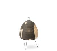 Die Vitra Tischleuchte Akari 1AG designed von Isamu Noguchi leuchtet wie das Licht der Sonne das durch ein Shoji-Papier gefiltert wird. Die Magie des Papiers verwandelt die kühle Elektrizität zurück ins ewige Licht der Sonne. Damit ihre Wärme auch in der Nacht weiter unsere Räume füllen kann. Die Vitra Tischleuchten Akari 1AG designed von Isamu Noguchi erhalten Sie ebenso wie alle anderen Akari Light Sculptures in unserem einrichten-design.de Onlineshop