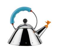 Knallig: Wasserkessel 9093/1 LAZ von Alessi Als einer der meistverkauften Alessi Artikel, ist der Wasserkessel 9093 mit seiner Vogelfigur ein absoluter Überflieger. Das Design von Michael Graves stammt aus dem Jahr 1985 verbindet gekonnt die Einflüsse europäischer Kunst mit der amerikanischen Popkultur. Nun ist das beliebte Design in einer kleineren Version mit knalligen Farben erhältlich! Wie der große 9093 Kessel, zaubert auch diese Variante mit süßer Vogelflöte ein Lächeln ins Gesicht. Designer Michael Graves Michael Graves wurde in Indianapolis geboren. Er unterrichte unter anderem in der bekannten Princeton University. Er entwarf unter anderem das Portland Building, das Humana Building und die Erweiterung des Whitney Museum of American Art. Für Alessi hat er den Bestseller Wasserkessel 9093 entworfen. Michael Graves starb 2015. Material und Format Der Wasserkessel ist aus glänzend poliertem Edelstahl 18/10 gefertigt. Er verfügt über einen Magnetboden aus Stahl und ist so auch für Induktionsherde geeignet. Griff und Vogelflöte bestehen aus Polyamid in hellblau bzw. gelb. Der Kessel misst 20 cm im Durchmesser und 20.5 cm in der Höhe. Er hat ein Fassungsvermögen von 1 Liter.