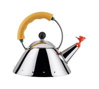 Fröhlich: Wasserkessel 9093/1 Y von Alessi Als einer der meistverkauften Alessi Artikel, ist der Wasserkessel 9093 mit seiner Vogelfigur ein absoluter Überflieger. Das Design von Michael Graves stammt aus dem Jahr 1985 verbindet gekonnt die Einflüsse europäischer Kunst mit der amerikanischen Popkultur. Nun ist das beliebte Design in einer kleineren Version mit fröhlichen Farben erhältlich! Wie der große 9093 Kessel, zaubert auch diese Variante mit süßer Vogelflöte ein Lächeln ins Gesicht. Designer Michael Graves Michael Graves wurde in Indianapolis geboren. Er unterrichte unter anderem in der bekannten Princeton University. Er entwarf unter anderem das Portland Building, das Humana Building und die Erweiterung des Whitney Museum of American Art. Für Alessi hat er den Bestseller Wasserkessel 9093 entworfen. Michael Graves starb 2015. Material und Format Der Wasserkessel ist aus glänzend poliertem Edelstahl 18/10 gefertigt. Er verfügt über einen Magnetboden aus Stahl und ist so auch für Induktionsherde geeignet. Griff und Vogelflöte bestehen aus Polyamid in gelb bzw. orange. Der Kessel misst 20 cm im Durchmesser und 20.5 cm in der Höhe. Er hat ein Fassungsvermögen von 1 Liter.