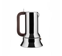 Aller guten Dinge sind drei: Espressomaschine 9090/3 von Alessi. Besitzer des Alessi Espressokochers können sich über drei Tassen Espresso freuen. Worüber sie sich noch freuen können? Über ein edles Design, das sich auf jeder Kaffeetafel gut macht. 9090 war in vielerlei Hinsicht ein Novum: Es war der erste Espressokocher bei Alessi, es war das erste Alessi-Produkt, das im MoMA in New York ausgestellt wurde und es war der erste Alessi-Entwurf, der mit einem Compasso d’Oro-Preis belohnt wurde. Material und Format Die Alessi Espressomaschine besteht aus glänzend poliertem 18/10 Edelstahl. Wie bereits erwähnt, beträgt die Füllmenge drei Tassen. Da der Magnetboden aus Stahl besteht, können Sie den Espressokocher auch getrost für Ihren Induktionsherd verwenden. Der Erfinder bezeichnet die Kaffeemaschine übrigens als „Dampfmaschine“. Dank des Kegelverschlusses lässt sich die Kaffeemaschine mit einer einfachen Handbewegung öffnen. Der 9090 Espressokocher von Alessi ist 17,5 cm hoch, der Durchmesser beträgt 11 cm. Das Design Richard Sapper wurde 1932 in München geboren. Sein späteres Studium war vielfältig, neben Philosophie studierte er Anatomie, Grafik und Wirtschaft. 1972 machte er sich selbstständig und hatte mit der Tizio Leuchte auch gleich einen echten Designcoup gelandet. Diese können Sie selbstverständlich ebenfalls bei uns online bestellen. Gut zu wissen: Drei Tassen Espresso sind zu wenig? Sie können den 9090 Espressokocher auch mit sechs Tassen online bestellen. Für Induktionsherde geeignet.