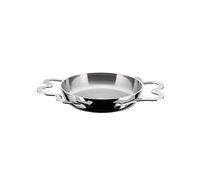 Die kleine Design Pfanne Tegamino von Alessi erzählt eine ganz besondere Geschichte. So wurde dieser von Designer Alessandro Mendini entworfen, der laut eigener Aussagen ein miserabler Koch ist. Selbst beim Spiegelei braten unterlief ihm das ein oder andere Missgeschick. Daher hat Mendini den Tegamino Topf mit Deckel entworfen, dessen Silhouette mit Henkeln einem aufgeschlagenen Ei gleicht. Daher ist der Topf natürlich prädestiniert für den Einsatz als Eierpfännchen, kann natürlich aber auch zur Zubereitung anderer Speisen genutzt werden. Übrigens: es ist bei Tegamino nicht nur erlaubt, sondern durchaus erwünscht, direkt aus dem Topf zu essen. Bestellen Sie den neuen Designer Topf Tegamino aus rostfreiem Edelstahl von Alessi am besten gleich hier im Onlineshop .