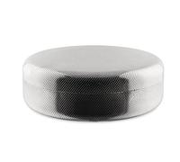 Hübsch verpackt: JM01 T Behälter mit Reliefdekor von Alessi Die Extra Ordinary Texture Linie ist einfach perfekt für alle, die raffiniertes, aber minimalistisches Design lieben. Die funktionalen und stilvollen Objekte sind vielseitig einsetzbar und lassen sich in unterschiedlichste Einrichtungsstile harmonisch integrieren. Die schönen Dosen aus gebürstetem Edelstahl mit dem charmanten Reliefmuster eignen sich perfekt zum Aufbewahren wertvoller Gegenstände, zum Verpacken eines Geschenks oder zum Ordnung halten auf dem Schreibtisch. Material und Format Die JM 01 T Dosen aus Edelstahl sind 8 cm hoch und mit einem Durchmesser von 23 cm und 28 cm erhältlich. Hinweis: Dieser Artikel ist ein Einzelstück. Als Einzelstücke verkaufen wir ungebrauchte und neuwertige Artikel, die KEINE Beschädigungen aufweisen. Das können zum Beispiel Auslaufmodelle, Restposten oder Retourenartikel sein. Da die Artikel zudem oft nur in begrenzter Stückzahl vorhanden sind, sind sie für den Zwischenverkauf vorbehalten. Einzelstücke sind wie alle Designerschnäppchen vom Umtausch ausgeschlossen.