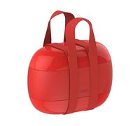 Ein absolutes Must-Have: Food à porter Lunchbox von Alessi Die Anspielung auf eine Begriff aus dem Mode-Vokabular ist deutlich, denn genau wie Prêt-à-porter ist die Food à porter Lunchbox von Alessi „bereit zum tragen“. In Form und Komfort erinnert die Lunchbox, die von Sakura Adachi entworfen wurde an eine Clutch oder Handtasche. Eine Lunchbox, die nicht wie eine aussieht Ob Desserts, Snacks, belegte Brote, Obst oder Gemüse in den verschiedenen Fächern der Food à porter können die Lebensmittel sicher und optisch ansprechend verstaut werden. Die Lunchbox lässt sich dann praktischem Tragegriff einfach überallhin mitnehmen - einer Pause im Grünen steht so nichts mehr im Wege. Material und Format Food à porter verfügt über zwei getrennte größere Fächer und einen kleineren freien Bereich , der in der abgerundeten Form des oberen Teils entsteht. Die Lunchbox besteht aus thermoplastischem Harz und ist in drei Farben erhältlich: grau, hellblau und rot. Sie ist 19 cm breit, 10 cm tief und 13,5 cm hoch. Hinweis: Dieser Artikel ist ein Einzelstück. Als Einzelstücke verkaufen wir ungebrauchte und neuwertige Artikel, die KEINE Beschädigungen aufweisen. Das können zum Beispiel Auslaufmodelle, Restposten oder Retourenartikel sein. Da die Artikel zudem oft nur in begrenzter Stückzahl vorhanden sind, sind sie für den Zwischenverkauf vorbehalten. Einzelstücke sind wie alle Designerschnäppchen vom Umtausch ausgeschlossen.