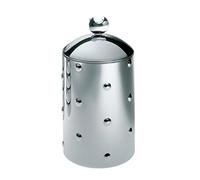 Formschön verstaut: Die Kalisto 1 Küchendose CB01 von Alessi Verschließbare Aufbewahrungsbehälter für Lebensmittel oder Kleinteile sind ein Muss in jeder Küche. Die Kalisto Küchendosen, desgined by Clare Brass , sind nicht nur praktisch, sondern sehen auch noch richtig elegant aus. Für Alessi hat die englische Designerin drei dieser stilvollen Objekte entworfen, jede für sich ein wundervolles Schmuckstück . Auf den ersten Blick wird klar: Kalisto ist eine Kollektion, die sich sehen lassen kann - im Küchenregal, auf der Anrichte oder auf dem Esstisch. Entdecken Sie auch die anderen Varianten von Kalisto bei uns im Shop! Material und Format Die Kalisto 1 Küchendose CB01 von Alessi ist aus glänzend poliertem Edelstahl 18/10 gefertigt, der Knopf besteht aus Aluminium . Der Durchmesser beträgt 11 cm, die Höhe liegt bei 21 cm. Das Fassungsvermögen beläuft sich auf ca. 114 cl.