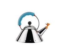 Knallig: Wasserkessel 9093/1 LAZ von Alessi Als einer der meistverkauften Alessi Artikel, ist der Wasserkessel 9093 mit seiner Vogelfigur ein absoluter Überflieger. Das Design von Michael Graves stammt aus dem Jahr 1985 verbindet gekonnt die Einflüsse europäischer Kunst mit der amerikanischen Popkultur. Nun ist das beliebte Design in einer kleineren Version mit knalligen Farben erhältlich! Wie der große 9093 Kessel, zaubert auch diese Variante mit süßer Vogelflöte ein Lächeln ins Gesicht. Designer Michael Graves Michael Graves wurde in Indianapolis geboren. Er unterrichte unter anderem in der bekannten Princeton University. Er entwarf unter anderem das Portland Building, das Humana Building und die Erweiterung des Whitney Museum of American Art. Für Alessi hat er den Bestseller Wasserkessel 9093 entworfen. Michael Graves starb 2015. Material und Format Der Wasserkessel ist aus glänzend poliertem Edelstahl 18/10 gefertigt. Er verfügt über einen Magnetboden aus Stahl und ist so auch für Induktionsherde geeignet. Griff und Vogelflöte bestehen aus Polyamid in hellblau bzw. gelb. Der Kessel misst 20 cm im Durchmesser und 20.5 cm in der Höhe. Er hat ein Fassungsvermögen von 1 Liter.