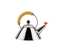 Fröhlich: Wasserkessel 9093/1 Y von Alessi Als einer der meistverkauften Alessi Artikel, ist der Wasserkessel 9093 mit seiner Vogelfigur ein absoluter Überflieger. Das Design von Michael Graves stammt aus dem Jahr 1985 verbindet gekonnt die Einflüsse europäischer Kunst mit der amerikanischen Popkultur. Nun ist das beliebte Design in einer kleineren Version mit fröhlichen Farben erhältlich! Wie der große 9093 Kessel, zaubert auch diese Variante mit süßer Vogelflöte ein Lächeln ins Gesicht. Designer Michael Graves Michael Graves wurde in Indianapolis geboren. Er unterrichte unter anderem in der bekannten Princeton University. Er entwarf unter anderem das Portland Building, das Humana Building und die Erweiterung des Whitney Museum of American Art. Für Alessi hat er den Bestseller Wasserkessel 9093 entworfen. Michael Graves starb 2015. Material und Format Der Wasserkessel ist aus glänzend poliertem Edelstahl 18/10 gefertigt. Er verfügt über einen Magnetboden aus Stahl und ist so auch für Induktionsherde geeignet. Griff und Vogelflöte bestehen aus Polyamid in gelb bzw. orange. Der Kessel misst 20 cm im Durchmesser und 20.5 cm in der Höhe. Er hat ein Fassungsvermögen von 1 Liter.
