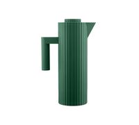 Gefaltet: Plissé Isolierkanne von Alessi Plissé ist eine aus der Mode bekannte Falttechnik, die sich zeitloser Beliebtheit erfreut. Der Designer Michele De Lucchi hat sie für seine Plissé Kollektion von Alessi zum Vorbild genommen und diverse Küchengeräte entworfen, die alles andere als nur funktional sind. Viel mehr als eine Isolierkanne Wer eine Isolierkanne sucht, die hochwertig verarbeitet ist und dabei auch optisch etwas hermacht ist bei Alessi an der richtigen Adresse. Das gefaltete Design lässt die Kanne zu einem skulpturalen Gegenstand werden, der sich durch zeitlose Schönheit auszeichnet. Eine organisch schöne Formgebung und ein hervorstehender Griff ergänzen den Anblick. Material und Format Die schlanke Isolierkanne Plissé ist aus thermoplastischem Harz gefertigt und verfügt über doppelwandiges Thermoglas im Inneren. Die Plissé Kanne in sattem Grün hat die Maße 20 x 11 x 32 cm und ein Fassungsvermögen von 1 Liter. Hinweis: Dieser Artikel ist ein Einzelstück. Als Einzelstücke verkaufen wir ungebrauchte und neuwertige Artikel, die KEINE Beschädigungen aufweisen. Das können zum Beispiel Auslaufmodelle, Restposten oder Retourenartikel sein. Da die Artikel zudem oft nur in begrenzter Stückzahl vorhanden sind, sind sie für den Zwischenverkauf vorbehalten. Einzelstücke sind wie alle Designerschnäppchen vom Umtausch ausgeschlossen.