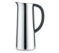 Glanzstück: die hochglänzende Nomu Isolierkanne von Alessi. Design-technisch hält sich Nomu - abgesehen vom Glanz - äußerst bedeckt, die Formen sind minimalistisch streng, was die Kaffeekanne zum Allrounder macht, da diese mit jedem Einrichtungsstil wunderbar harmoniert. „Nomu“ ist übrigens japanisch und bedeutet ‚trinken‘. Sie können bei uns noch eine kleinere Nomu Isolierkanne online bestellen - ideal für unterwegs. Material und Format Die Design-Isolierkanne ist aus glänzend poliertem Edelstahl hergestellt. Der Griff besteht aus thermoplastischem Harz , sprich Kunststoff. Dank ihrer Doppelwandigkeit speichert Nomu sowohl Wärme als auch Kälte, will heißen, Ihr Kaffee bleibt schön heiß und Ihr Eistee schön kalt. Die Kaffeekanne ist 17 cm breit, 11,7 cm tief und 29 cm hoch. Eine weitere, gerade bei Kannen nicht unerhebliche Information: die Füllmenge. Nomu von Alessi fasst 1 Liter. Zum Vergleich: Eine normale Wasserflasche fasst in der Regel 750 Milliliter. Das Design Der 1956 geborene japanische Produktdesigner Naoto Fukasawa arbeitete bereits mit zahlreichen Unternehmen rund um den Globus zusammen. Neben Artemide, B&B Italia, Maggis zählte auch der amerikanische Weltkonzern Apple zu seinen Auftraggebern. Mehr als 50 Auszeichnungen sind Zeugnis seiner unerschöpflichen Kreativität. Sie möchten sich am liebsten selbst ein Bild von Fukasawa machen? Sie finden in unserem Onlineshop viele, viele Produkte von Fukasawa: von der Parkbank bis zum Rahmkännchen.