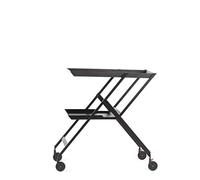 Große Hilfe: Plico Servierwagen von Alessi Bringen Sie Getränke oder kleine Speisen einfach und sicher von einem zum anderen Ort, ohne dabei etwas zu verschütten - der Plico Servierwagen von Alessi unterstützt Sie bei diesem Vorhaben mit seinem formschönen und modernen Look und den praktischen Rollen. Material und Format Der Klapp-Servierwagen besteht aus einem Gestell aus epoxidharzlackiertem Stahl und Ebenen aus Polyurethan . Er ist 86 cm breit, 46 cm tief und 78 cm hoch. Hinweis: Dieser Artikel ist ein Einzelstück. Als Einzelstücke verkaufen wir ungebrauchte und neuwertige Artikel, die KEINE Beschädigungen aufweisen. Das können zum Beispiel Auslaufmodelle, Restposten oder Retourenartikel sein. Da die Artikel zudem oft nur in begrenzter Stückzahl vorhanden sind, sind sie für den Zwischenverkauf vorbehalten. Einzelstücke sind wie alle Designerschnäppchen vom Umtausch ausgeschlossen.