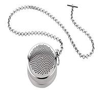 Schmuckstück: das T-Timepiece Teesieb von Alessi. Taschenuhr? Tee-Ei? Beim T-Timepiece kann man zwar nicht die Zeit ablesen, aber mit dem Thema Zeit hat es dennoch eine ganz besondere Bewandtnis: Das Tee-Ei räumt uns Zeit für eine kleine Auszeit ein. Und wie es sich für ein echtes Taschenuhr-Tee-Ei gehört, können Sie auch T-Timepiece von Alessi überall hin mitnehmen und zu jeder Tages- und Nachtzeit Ihren Lieblingstee genießen. Material und Format Man nehme einen hochwertigen, auf Hochglanz polierten 18/10 Edelstahl, versehe diesen mit einer großen Anzahl an Löchern, füge eine Kette hinzu und fertig ist die wahrscheinlich unkonventionellste Art der Teezubereitung. Wenn wir schon beim Thema sind: das Design stammt von TUDelft / Titus Wybenga. Der T-Timepiece Teezubereiter ist 6 cm breit, 4,5 cm tief und 2 cm hoch. Zum Einfüllen - beziehungsweise zum Entfernen - des losen Tees einfach den Deckel aufklappen. Das T-Endstück der sogenannten Albert-Kette wird am Knopfloch des Jackets befestigt. Die Ziehzeit Wie lange der Tee ziehen sollte, hängt von der jeweiligen Teesorte ab. Früchtetee und Kräutertee dürfen gerne mal etwas länger ziehen, acht Minuten sind hier keine Seltenheit. Schwarztee benötigt zwischen drei und fünf Minuten, Grüntee gibt sich mit zwei Minuten zufrieden. Bei Letztgenanntem ist außerdem darauf zu achten, dass das Wasser nicht kochend heiß ist. Am besten vor dem Einhängen des Tee-Eis drei Minuten warten. Hinweis: Dieser Artikel ist ein Einzelstück. Als Einzelstücke verkaufen wir ungebrauchte und neuwertige Artikel, die KEINE Beschädigungen aufweisen. Das können zum Beispiel Auslaufmodelle, Restposten oder Retourenartikel sein. Da die Artikel zudem oft nur in begrenzter Stückzahl vorhanden sind, sind sie für den Zwischenverkauf vorbehalten. Einzelstücke sind wie alle Designerschnäppchen vom Umtausch ausgeschlossen.