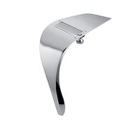 Sorgt für eine Abreibung: der Alba Trüffelhobel UNS04 von Alessi. Was gibt es Schöneres, als seine Pasta mit dem würzigen und selten vorkommenden Pilz zu veredeln. Wie bei vielen Lebensmitteln gilt auch hier: frisch ist am besten. Die im Handel erhältlichen Produkte wie Trüffelbutter sind somit nur ein schlechter Kompromiss. Alessi bietet mit seinem UNS04 Trüffelhobel das perfekte Werkzeug. Der Alba Hobel liegt dank seiner geschwungenen Form gut in der Hand. Das Design Das Design haben wir dem niederländischen Architekten Ben van Berkel zu verdanken. Dieser gründete 1998 zusammen mit Caroline Bos das Architekturbüro UNStudio. Darüber hinaus unterrichtet Ben van Berkel als Professor an der Staatlichen Hochschule für Bildende Künste in Frankfurt am Main. „Das Design des ,Alba‘ ist von der Verflechtung der Baumwurzeln mit der Wurzelknolle inspiriert.“ Material und Format Der Design-Trüffelhobel ist aus glänzend poliertem 18/10 Edelstahl gefertigt. Der Neigungswinkel zwischen Griff und Klinge beträgt 18 Grad, was das Trüffelhobeln zu einem angenehmen Vorgang macht, da der Druck auf das Handgelenk minimiert wird. Alba von Alessi ist 20 cm lang, 8,5 cm breit sowie 8 cm hoch. Trüffel Es wird ganz schön viel Aufwand betrieben, um den edlen Pilz zu finden. Schweine oder Hunde werden dazu trainiert, mit ihrer feinen Nase den Trüffel zu erschnüffeln. Der Trüffel zählt zu den Schlauchpilzen und lässt sich nicht züchten, weshalb er auch so teuer ist. Es gibt schwarzen und weißen Trüffel, wobei Letztgenannter nicht erhitzt, sondern ausschließlich roh über die Speisen gerieben werden sollte. Hinweis: Dieser Artikel ist ein Einzelstück. Als Einzelstücke verkaufen wir ungebrauchte und neuwertige Artikel, die KEINE Beschädigungen aufweisen. Das können zum Beispiel Auslaufmodelle, Restposten oder Retourenartikel sein. Da die Artikel zudem oft nur in begrenzter Stückzahl vorhanden sind, sind sie für den Zwischenverkauf vorbehalten. Einzelstücke sind wie alle Designerschnäppchen vom Umtausch ausgeschlossen.