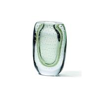 Organisch: Amara Vase quer von Philippi Hinter diesem organischen Design stehen trainierte Lungen und handwerkliches Geschick. Stattliche 6 kg Glas werden für jede einzelne Amara Vase mundgeblasen. Das macht jede Vase zu einem wunderschönen Unikat, das Ihre Einrichtung ziert. Mit ihrem herrlich grünen Farbton und den kleinen Blasen, die wie Wassertropfen erscheinen, wirkt Amara wie einem Unterwasser-Traum entsprungen und setzt so jedes Blumenarrangement stilvoll in Szene. Material und Format Amara ist vollständig aus mundgeblasenem Glas gefertigt. Die Vase wiegt 6,4 kg und hat die Maße B 28 x T 9 x H 15 cm.