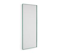 Kunstvolles Design: Arcs Mirror Spiegel von HAY Entdecken Sie den Arcs Mirror Spiegel von HAY - ein Meisterwerk in Form und Funktion. Dieser vielseitige Spiegel ist in runder und rechteckiger Form erhältlich und passt perfekt über das Waschbecken im Badezimmer, verschönert das Schlafzimmer oder verleiht dem Flur einen stilvollen Touch. Der Arcs Mirror, entworfen vom renommierten belgischen Duo Muller Van Severen, besticht durch sein künstlerisches Design. Eine gleichmäßige Kette vertikaler Bögen umgibt den Spiegel und bildet einen eleganten, geschwungenen Rand. Ob als Blickfang im Wohnzimmer oder als praktisches Accessoire im Schlafzimmer - dieser Spiegel ist vielseitig einsetzbar und verschönert jeden Raum. Design und Kunst vereint Muller Van Severen wurde im Jahr 2011 vom belgischen Künstlerduo Fien Muller und Hannes Van Severen gegründet. Das Paar war schon immer auf der inspirierten Suche nach skulptural interessanten Möbel- und Leuchtobjekten. Ihre Arbeit bewegt sich irgendwo zwischen Design und Kunst und ist geprägt von der Leidenschaft für Architektur sowie der Wertschätzung von Farben und Materialien. Das Designerduo hat bereits unzählige Preise gewonnen und mit renommierten internationalen Museen und Galerien zusammengearbeitet. Material und Format Hergestellt aus hochwertigem, verspiegeltem Edelstahl und pulverbeschichtetem Stahl bietet dieser Spiegel nicht nur funktionalen Nutzen, sondern auch ästhetische Raffinesse. Arcs Mirror bietet eine große Auswahl an Größen und Formen, um den individuellen Anforderungen jedes Raumes gerecht zu werden. Von kleinen runden Spiegeln bis hin zu großen rechteckigen Varianten finden Sie den perfekten Spiegel, um Ihrem Raum eine besondere Note zu verleihen. Der rechteckige Spiegel misst in der kleineren Version 61 cm in der Höhe und 43 cm in der Breite und 3 cm in der Tiefe. In der großen Version misst der Spiegel 133 cm in der Höhe und 50 cm in der Breite und 3 cm in der Tiefe.