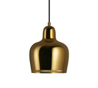 Golden Bell - der Name ist bei der Hängeleuchte A330S von Artek Programm. Neu ist die Ausführung Savoy , die komplett aus Messing gefertigt ist und die Sie hier online bestellen können. Goldener Glanz Die Golden Bell A330S Savoy Hängeleuchte ist ein echtes Schmuckstück. Wie ursprünglich von Alvar Aalto gedacht, wird die neue Edition Savoy aus einem Stück Messing angefertigt. Während der äußere Teil des Lampenschirms poliert wird, bleibt die Innenseite unbehandelt. Erstmalig vorgestellt hat Alvar Aalto die Golden Bell Savoy auf der Weltausstellung in Paris im Jahr 1937 im finnischen Pavillon, nachdem er die Leuchte 1936 entworfen hatte. Ursprünglich entworfen wurde die Pendelleuchte Golden Bell , die unter Designliebhabern als Goldglocke bekannt ist, für die Inneneinrichtung des Restaurants Savoy in Helsinki - daher auch der Beiname „ Savoy “. Designdetails Typisch und von echtem Wiedererkennungswert bei Alvar Aaltos Leuchten aus dieser Zeit ist der gelöcherte Kranz am unteren Ende des Lampenschirms. Dieser ist nicht nur ein Designmerkmal, sondern sorgt für ganz besondere Lichteffekte , wenn das Licht durch die kleinen Löcher strahlt. Technische Eigenschaften Die Hängeleuchte Golden Bell Savoy A330S von Artek wird mit einem hochwertigen schwarzen Textilkabel mit einer Länge von 250 cm geliefert. Artek empfiehlt die Verwendung eines LED-Leuchtmittels mit 7 Watt, maximal können Sie den E27-Sockel mit einem 40 Watt starken Leuchtmittel bestücken. Dieses ist nicht im Lieferumfang enthalten. Bestellen Sie die goldene Pendelleuchte Golden Bell Savoy A330S von Artek am besten gleich hier im Onlineshop . Hinweis: Dieser Artikel ist ein Einzelstück. Als Einzelstücke verkaufen wir ungebrauchte und neuwertige Artikel, die KEINE Beschädigungen aufweisen. Das können zum Beispiel Auslaufmodelle, Restposten oder Retourenartikel sein. Da die Artikel zudem oft nur in begrenzter Stückzahl vorhanden sind, sind sie für den Zwischenverkauf vorbehalten. Einzelstücke sind wie alle Designerschnäppchen vom Umtausch ausgeschlossen.