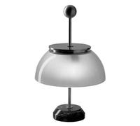 Klassischer Look: Alfa Tischleuchte Artemide Die Alfa Tischleuchte von Artemide zeichnet sich durch einen spannenden, warmen Materialmix und eine ansprechende, besondere Form aus. Diese ist gleichzeitig Wiedererkennungswert für vergangene Zeiten als auch stilsicher im modernen Kontext. Entworfen wurde Sie von Sergio Mazza. Artemide - Designleuchten aus Italien Die Firma Artemide wurde 1960 von Ernesto Gismondi und Sergio Mazza gegründet und ist seitdem im Bereich hochwertiger und dekorativer Beleuchtungen tätig. Der Hauptsitz befindet sich in Pregnana, nicht weit von Mailand, Italien entfernt. Klein angefangen, hat sich Artemide über die Jahre zu einem weltweit renommierten und bekannten Hersteller von Designerleuchten weiterentwickelt. Die enge Zusammenarbeit mit internationalen Architekten und Designern ermöglicht die Verwirklichung ganz besonderer Leuchtkonstruktionen und Lampen-Designs. Der Erfolg gibt Ihnen Recht, so wurde Artemide im Laufe seiner Unternehmenslaufbahn bereits mit einer Vielzahl an Designerpreisen ausgezeichnet. Technische Details Lichtquelle nicht enthalten Dimmbar 2 x 6W | 220V-240V | 690lm Material: Glas, Stahl, Marmor Designer: Sergio Mazza
