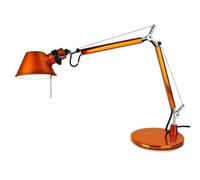 Helles Licht: Tolomeo Micro Tischleuchte von Artemide Erleuchtet Ihre Umgebung und sorgt mit einem klassischen Look für ein stilsicheres Ambiente - die Tolomeo Micro Tischleuchte von Artemide ist die perfekte Leuchte für jeden, der es schlicht mag und trotzdem nicht auf die nötige Leuchtkraft verzichten will. Designduo Michele De Lucchi & Giancarlo Fassina Michele de Lucchi machte seinen Abschluss in Architektur am Politecnico in Mailand . Von 1989 bis 1993 arbeitet er mit im Studio Sottsass Associati an verschiedenen architektonischen und Industriedesign-Projekten bevor er sich 1994 mit einem eigenen Studio selbstständig machte. So arbeitet er unter anderem an wichtigen Architekturprojekten im Nordosten Italiens wie dem historischen Archivzentrum von Enel in Mestre mit. Giancarlo Fassina konzentrierte sich schnell nach seinem Studium am Milaner Politecnico auf Lichtdesign . Licht gehört zur Berufung von Fassina - er ist fasziniert von jedem Detail und studierte Schatten, Winkel und Belichtungsfaktoren . Zusammen mit Michele De Lucchi gewann er 1989 den Compasso d'Oro für das Design von Artemides Tolomeo Leuchten. Material und Format Die Designleuchte besteht aus Aluminium und Metall. Der Sockel besteht aus poliertem Aluminium. Zudem verfügt die Leuchte über ein Federausgleichsystem. Technische Details LED 9W | E27 | 2700K | 90 CRI Energieklasse A
