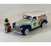 Auto World Monopoly 1948 Chevrolet Police Van with Figure 1:18 Scale AWSS129
