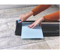 Avery Photo & Paper Trimmer TR002 A4 – Lightweight, 5-Sheet, Self-Sharpening Blade, Black/Teal