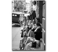 AVWXZBDFH Wall Picture Printing Models On A Smoke Break Wall Art Italy 1950S Vintage Women On Italian Street Office Home Decor 40X60 Cm Frameless