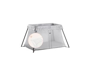 BABYBJÖRN Resesäng Light (Silver) med Överdragslakan till Resesäng Light