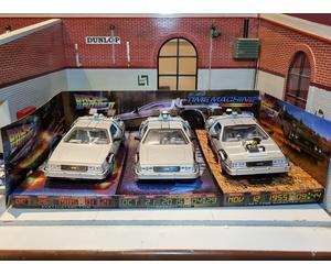 Back to the Future Delorean GIFT SET OF 3 Box Trilogy DMC 1:24 Scale Model Cars