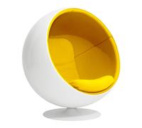 Ruhige Kugel: Ball Chair Sessel von Eero Aarnio Originals Der Ball Chair Sessel des finnischen Designers Eero Aarnio hat Designgeschichte geschrieben. Kein Wunder, bei dem Aussehen! Dass der extravagante Kugelsessel im Jahr 1966 entworfen wurde - einer Zeit, in welcher Kunststoff das neue Trendmaterial war - überrascht nicht wirklich. Der Ball Chair bietet mit seiner Raumkapsel-Optik die nötige Privatsphäre, wenn es einmal ruhiger zugehen soll. Material und Format Der Ball Chair ist aus Fiberglas und Aluminium gefertigt. Bei der hochwertigen Stoffpolsterung können Sie aus 12 ansprechenden Farbvarianten wählen. Der Sessel ist 110 cm breit, 97 cm tief und 120 cm hoch.