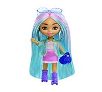 Barbie Extra Mini Minis, Extra Mini Minis Barbiepuppe mit blauen und rosa Haaren, buntem Outfit, lila Rollschuhen, blauer Handtasche und weiterem Barbiezubehör, Geschenk für Kinder ab 3 Jahren