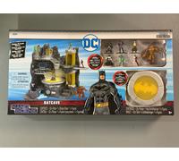 Jada - Batcave with 6 Metal Nanofigures and 1 Medium Figure, Platform with Light, Sliding Doors, Suitable for Ages 5