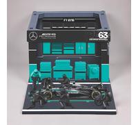 Bburago F1 Mercedes AMG W16 Russell 1:43 Scale Pit Pass Diorama