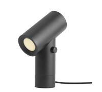Spotlight an: Beam Lamp Tischleuchte von Muuto Kamera, Licht, Action - Dürfen wir vorstellen? Die fabelhafte Beam Lamp von Muuto. Ihr moderner Ausdruck und ihre intuitive Bedienung machen sie zum absoluten Leuchtstar. Der Nutzer kann zwischen drei verschiedenen Lichtstärken wählen. Designer Tom Chung Tom Chung ist unabhängiger Designer mit eigenem Studio , das er 2016 gründete. Von Toronto aus kreiert er industrielle Designs für Institutionen und öffentliche Einrichtungen . Sein Fokus liegt neben Industriedesign auch auf der Gestaltung von Inneneinrichtungen. Während seines Designprozesses kombiniert er zeitgenössische Kultur und lokale Industrie miteinander. Material und Format Die Leuchte besteht aus Aluminium mit einer matten Lackierung . Die Leuchtquelle ist eine LED Glühbirne . Sie ist 26,2 cm hoch und hat einen Durchmesser von 18,7 cm. Hinweis: Dieser Artikel ist ein Einzelstück. Als Einzelstücke verkaufen wir ungebrauchte und neuwertige Artikel, die KEINE Beschädigungen aufweisen. Das können zum Beispiel Auslaufmodelle, Restposten oder Retourenartikel sein. Da die Artikel zudem oft nur in begrenzter Stückzahl vorhanden sind, sind sie für den Zwischenverkauf vorbehalten. Einzelstücke sind wie alle Designerschnäppchen vom Umtausch ausgeschlossen.
