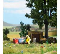 Bee keeper and hives HO/OO Gauge Busch 1179