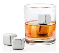 Kühlen Ihre Getränke, ohne diese zu verwässern: die Blomus Lounge Eiswürfel im 4er-Set aus poliertem Edelstahl ! Eiswürfel mit Designfaktor Gefertigt aus poliertem Edelstahl sind die Lounge Eiswürfel von Blomus eine wahre Augenweide und verleihen jedem Getränk auch optisch den letzten Schliff. Besonders hervorzuheben ist der hohe Hygienestandard , den Sie bei der Verwendung der Edelstahlwürfel erreichen - ganz im Gegensatz zu herkömmlichen Eiswürfeln. Praktisch: Die Eiswürfel Lounge von Blomus können immer wieder verwendet werden. Anwendung Legen Sie das Eiswürfel Set, das übrigens in einem schicken schwarzen Leinenbeutel geliefert wird, einfach bei -18 Grad für mindestens vier Stunden ins Gefrierfach. So halten diese Getränke optimal lange kalt, und sorgen dafür, dass diese bei vollem Geschmack zu genießen sind. Als Geschenk sind die Eiswürfel Lounge im 4er-Set von Blomus eine tolle Idee - gerade in den Sommermonaten. Bestellen Sie die Designer Eiswürfel aus Edelstahl von Flöz Industrie Design am besten gleich hier im Onlineshop . Hinweis: Dieser Artikel ist ein Einzelstück. Als Einzelstücke verkaufen wir ungebrauchte und neuwertige Artikel, die KEINE Beschädigungen aufweisen. Das können zum Beispiel Auslaufmodelle, Restposten oder Retourenartikel sein. Da die Artikel zudem oft nur in begrenzter Stückzahl vorhanden sind, sind sie für den Zwischenverkauf vorbehalten. Einzelstücke sind wie alle Designerschnäppchen vom Umtausch ausgeschlossen.