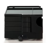 Aufnahmebereit: Boby B13 Rollcontainer von B-Line Boby hat drei Ausziehschubladen, ein offenes Fach und eine Ablagefläche auf der Oberseite zu bieten. So steht der lang ersehnten Ordnung nichts im Wege. Haben wir schon erwähnt, dass Sie zwischen verschiedenen Farben wählen können? Achja, und falls Ihnen Boby B13 eine Spur zu klein ist, riskieren Sie am besten einen Blick auf unsere weiteren Boby Rollcontainer. Das Design Dass der Rollcontainer ein Kind der Siebzigerjahre ist (Boby wurde 1970 entworfen) sieht man ihm an. Das Ausgangsmaterial ist Kunststoff und die Designer erhoben seinerzeit den Kunststoff zum neuen Trendmaterial für Möbel. Der Boby Rollcontainer wurde von einer Designlegende entworfen: Joe Colombo. Boby hat sofort nach seinem Erscheinen einen Preis gewonnen, den SMAU Award. Darüber hinaus ist Boby Teil der permanenten Kollektion des Museum of Modern Art in New York und dem Triennale Designmuseum in Mailand. Material und Format Wie bereits erwähnt, werden die Boby Rollcontainer von B-Line aus Kunststoff gefertigt, genauer gesagt aus spritzgegossenem ABS-Kunststoff. Das Gestell aus ABS-Kunststoff bestehend aus Modulen mit Ausziehfächern und Böden. Unterhalb des Rollcontainers sind fünf Rollen angebracht. Boby B13 Trolley ist 43 cm breit, 31,5 cm hoch und 42 cm tief. Boby von Joe Colombo bringt 6,64 Kilogramm auf die Waage.