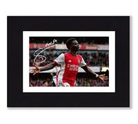 Bukayo Saka Signed Mounted Photo Print - Pre Printed Signature - Football Autograph Memorabilia, Ready To Be Framed, 8 x 6 Inches - 203.2 x 152.4 mm
