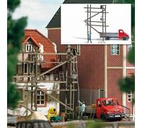 Busch 7902 Wooden scaffolding with bricklayer and pulley