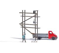 Busch 7902 Wooden scaffolding with bricklayer and pulley