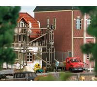 Busch 7902 Wooden Scaffolding With Bricklayer And pulley