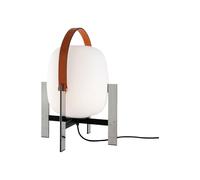 Sie ist ein echtes Urgestein unter den Designer Tischleuchten : Cesta von Miguel Milá . Santa & Cole hat mit Cesta Metálica nun eine neue Variante der beliebten Leuchte herausgebracht. Metall statt Holz An Stelle des wohnlich-warmen, beinahe verspielten Kirschholzgestells tritt bei Cesta Metálica ein glänzendes Edelstahlgestell. Dadurch wirkt die Leuchte moderner - und lässt sich hervorragend in minimalistisch gestaltete Wohnbereiche intergrieren. Gleich geblieben gegenüber der Original Cesta Tischleuchte ist der Ledergurt, der Transporthilfe und Designmerkmal zugleich ist. Bei Cesta Metálica sticht dieser jedoch weitaus mehr heraus, da das warme Leder einen gelungenen Kontrast zum kühlen Metallgestell darstellt. Größe zeigen Cesta Metálica ist eine Tischleuchte mit besonders großzügigen Maßen: Die Höhe variiert - je nachdem, ob Sie den Ledergriff nach oben oder seitlich ausrichten - zwischen 42 und 51 cm und der Durchmesser beträgt stolze 35 cm. Daher eignet sich Cesta Metálica nicht nur als Lichtquelle auf großzügigen Tischen und Sideboards, sondern durchaus auch als kleine Bodenleuchte . Sollten Sie auf der Suche nach einer etwas kleineren Designer Tischleuchte sein, haben wir gute Nachrichten: Neben Cesta Metálica produziert Santa & Cole auch Cestita Metálica , eine kleinere Ausführung - allerdings ohne Ledergriff. Sehen Sie sich um - Santa & Cole hat viel zu bieten! Technische Eigenschaften Mit integriertem Dimmer Leuchtmittel nicht im Lieferumfang enthalten Empfohlene Leuchtmittel: LED 6 W / Kompaktleuchtstoff 11 W / Glühbirne max. 40 W Weitere technische Eigenschaften finden Sie in der PDF unter Downloads