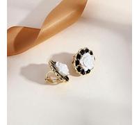 Chic pearl ear clips with brass and electric white steel construction, ideal for people without ear piercings seeking a lightweight and elegant option (10)