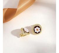 Chic pearl ear clips with brass and electric white steel construction, ideal for people without ear piercings seeking a lightweight and elegant option (25)