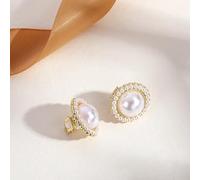 Chic pearl ear clips with brass and electric white steel construction, ideal for people without ear piercings seeking a lightweight and elegant option (96)